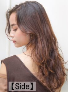 しっかりパーマのロングヘアのサイドのヘアモデル