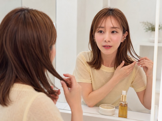 ヘアオイルでセットする様子