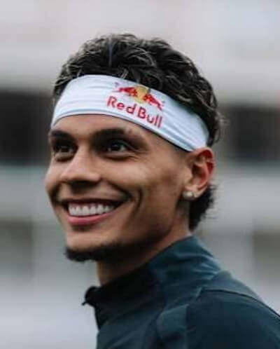 ヘッドバンドで前髪を上げたリチャルド・リオスのカーリーヘア画像